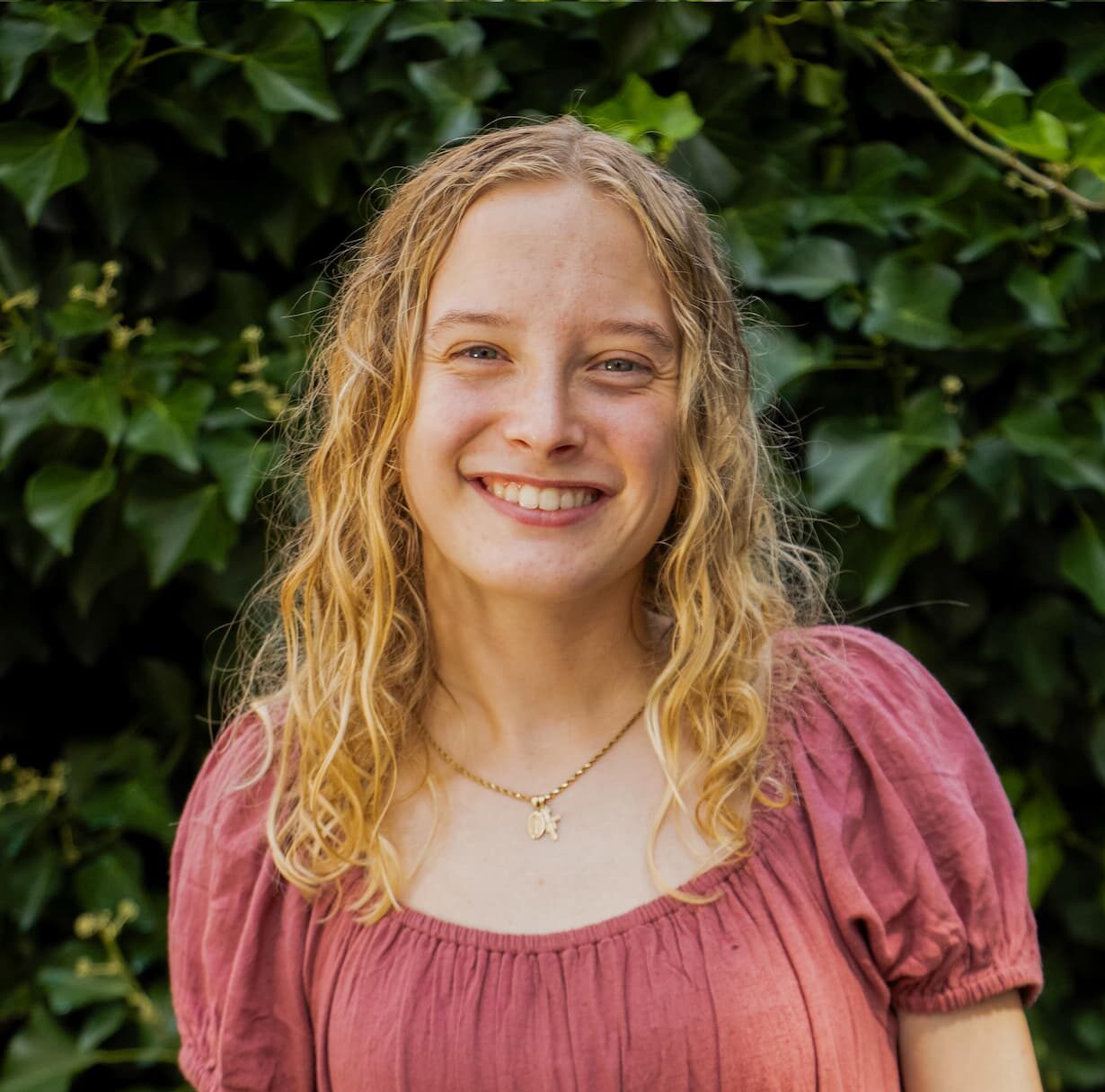 hannah new headshot (1)